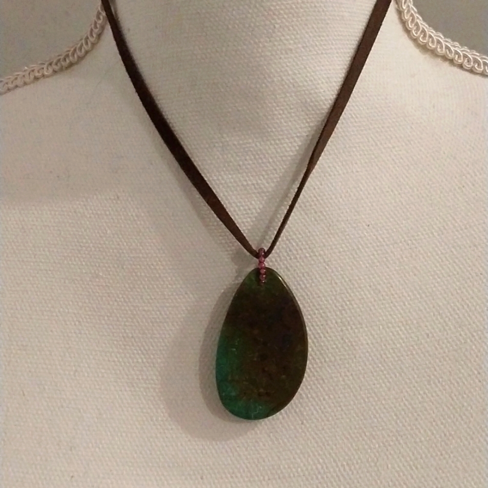 Loft green brown agate pendant necklace EUC